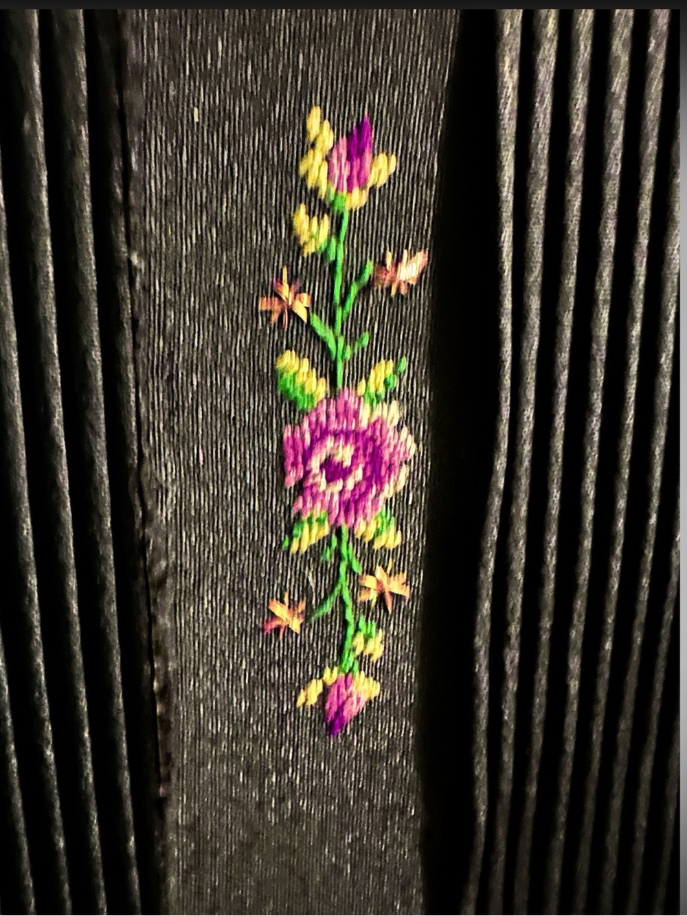 Elegant Vintage Black Embroidered Clutch with Gold Frame - Picture 4 of 9